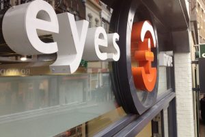 Raambelettering outdoor eyes+more stores